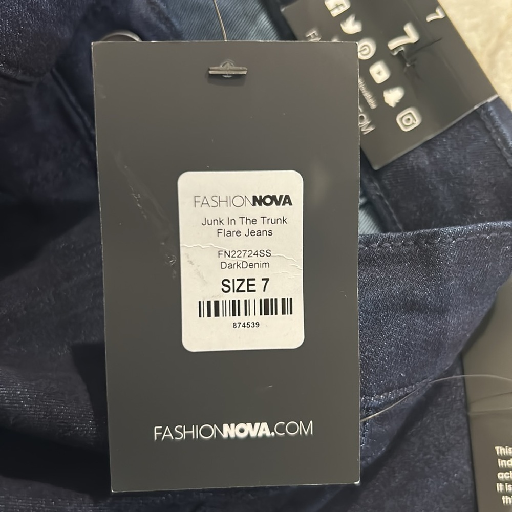 Fashion Nova Flare Jeans Junk in the trunk, Size 7/28 - Picture 11 of 11